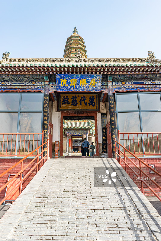中国山西临汾洪洞县广胜寺旅游景区，霍山脚下广胜禅院万代慈航牌匾城门入口和飞虹塔，户外白昼无人图像摄影图片素材