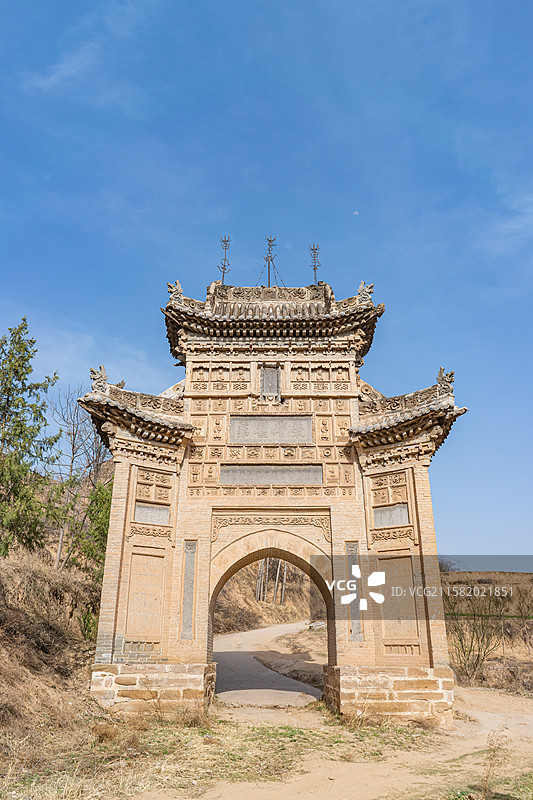 中国山西省临汾市洪洞县曲亭镇上寨村黄土高坡，乡间小道中央的张氏节孝坊牌楼门楼，户外白昼无人图像摄影图片素材