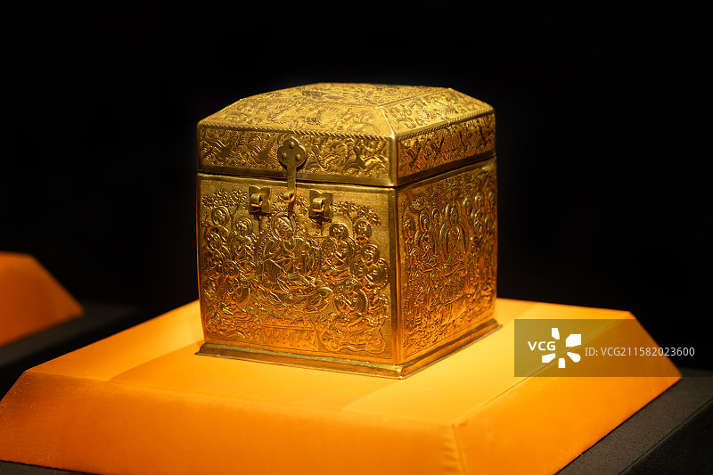 陕西宝鸡法门寺博物馆八重宝函之六臂观音盝顶纯金宝函图片素材