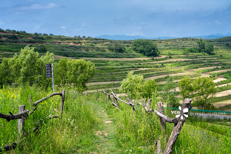 陕西宝鸡陇县六盘山支脉梯田风景图片素材