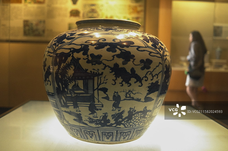 中国广东广州，省博物馆收藏的各种古董，瓷器，老物件等展品。图片素材