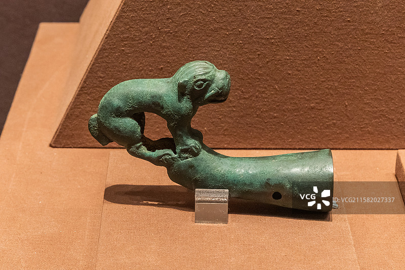 内蒙古博物院狻猊形青铜饰战国时期鄂尔多斯市准格尔旗玉隆太墓地出土图片素材