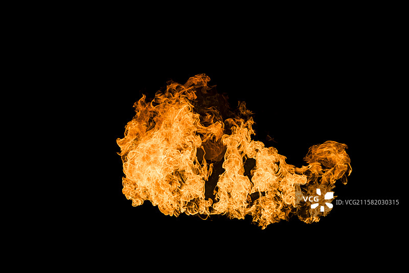 黑色背景燃烧的火焰图片素材