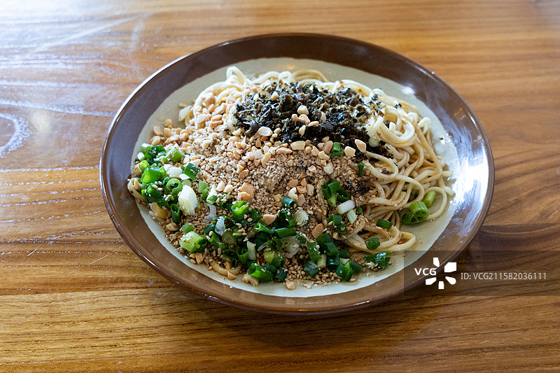 中国四川特色小吃，宜宾燃面，美食静物特写图片素材