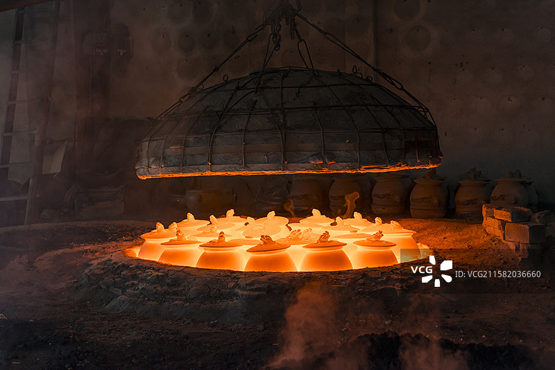 国家级非遗荥经砂器土窑烧制砂器开窑上釉图片素材