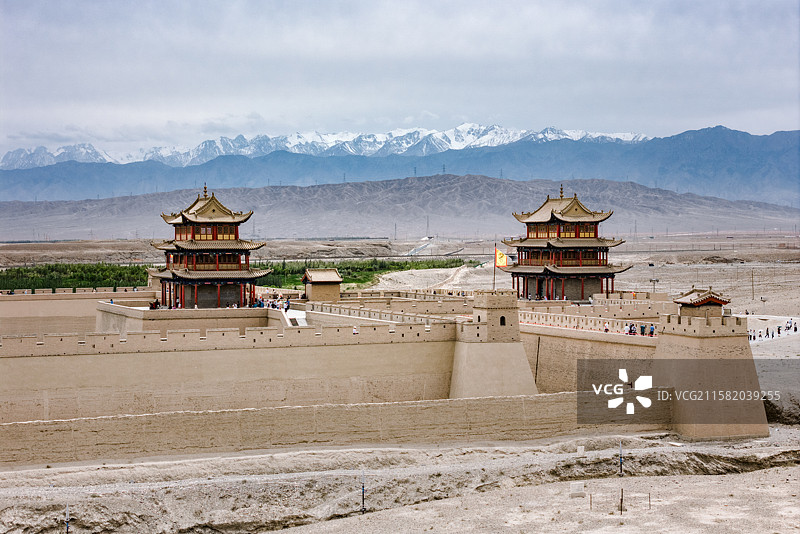 甘肃嘉峪关城楼古建筑与祁连山雪山图片素材