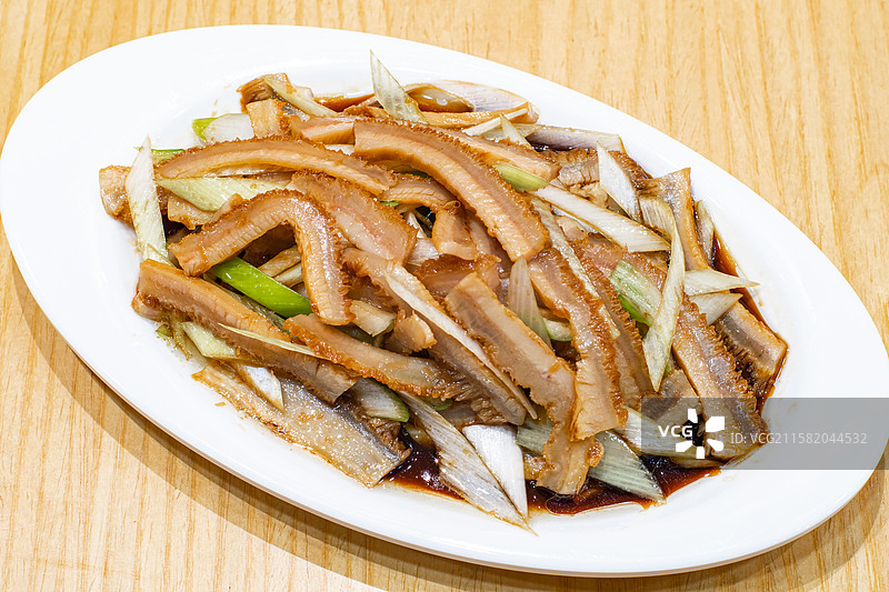 中国餐饮行业饮食产业，传统经典中国食品，美食拍摄主题一盘子凉拌爆炒毛肚，室内无人图像图片素材