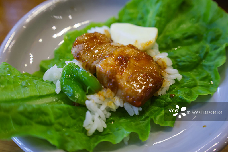 东北朝鲜族美食帝王蟹烤鸡架包饭烧烤锅包肉组图图片素材