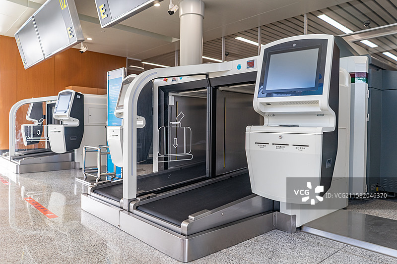 中国国际港澳台出发机场值机登机大厅票务安检区托运行李传送带入口和航班动态大屏幕，室内无人图像摄影图片素材