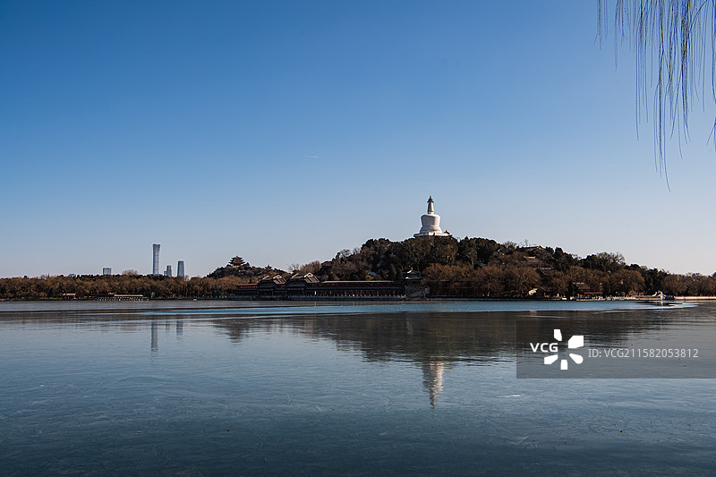 北京北海公园白塔与冰封太液池图片素材