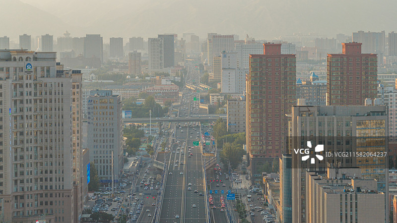 以大青山为背景的呼和浩特市昭乌达高架路周边风景图片素材