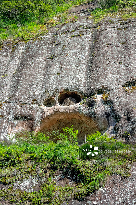 峡谷悬崖上的老鹰巢穴 泰宁世界地质公园 上清溪漂流 福建丹霞地貌 蜂窝状洞穴 泰宁溪大金湖上游图片素材