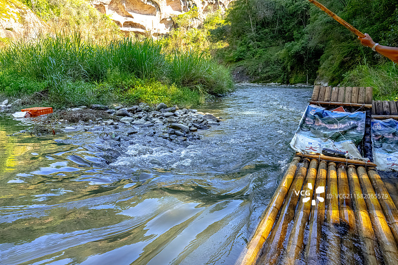 深山峡谷浅滩竹筏 泰宁世界地质公园 上清溪漂流 福建丹霞地貌 蜂窝状洞穴 泰宁溪大金湖上游图片素材