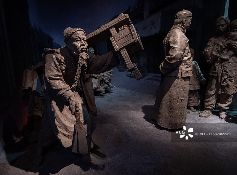 晚清劳工挑夫雕塑图片素材