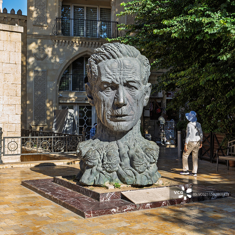 阿塞拜疆巴库老城的雕塑，阿利亚加·瓦希德雕像（Statue of Aliaga Vahid）图片素材