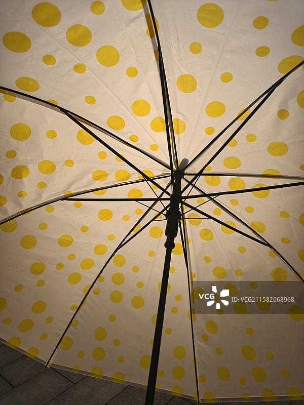 昏黄灯光下的雨伞图片素材