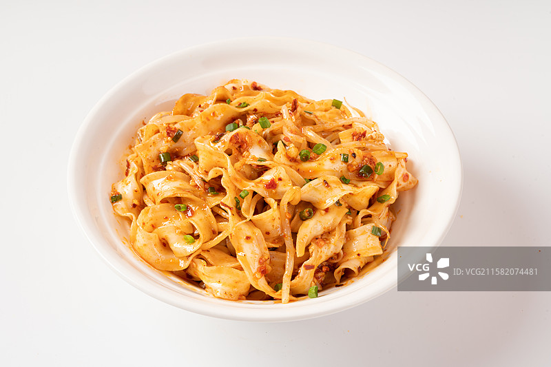 碗里的油泼干拌面图片素材