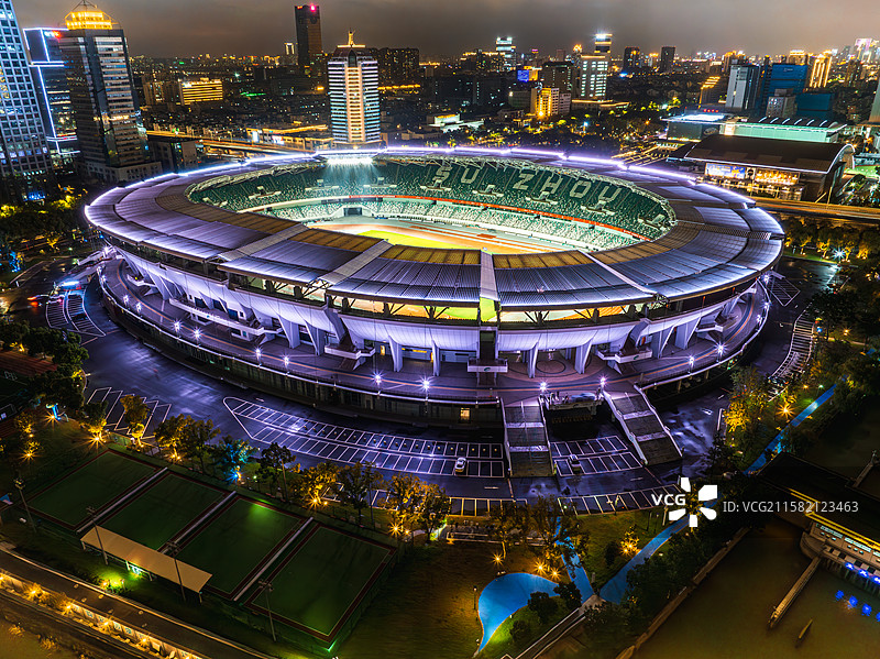 航拍夜晚的苏州市体育中心体育场，苏州三香路体育场，苏超联赛苏州主场图片素材