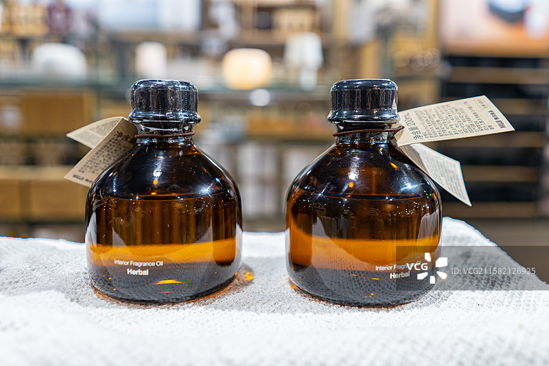 中国电子产品设备用品拍摄主题，生活用品货架上成一排的简单的香薰精油，室内无人图像摄影图片素材