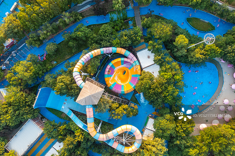 河南郑州荥阳奥帕拉拉水公园娱乐设施、夏日清凉水世界玩水的人们图片素材