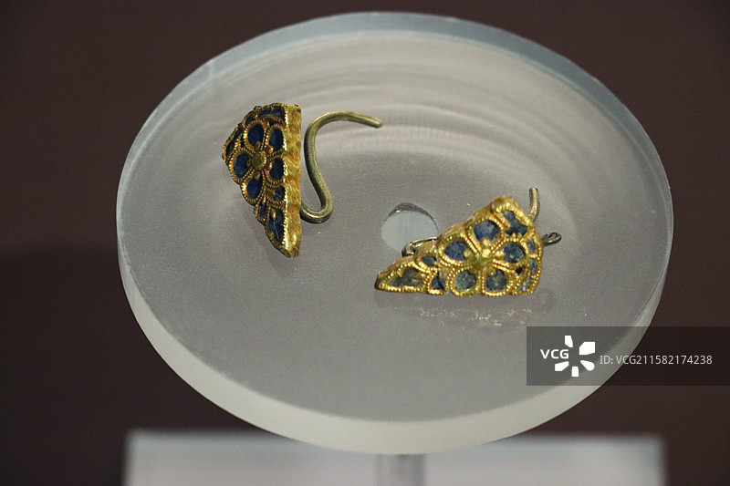 北京大运河博物馆展出的易县出土窖藏文化金包青金石慈姑叶耳环图片素材