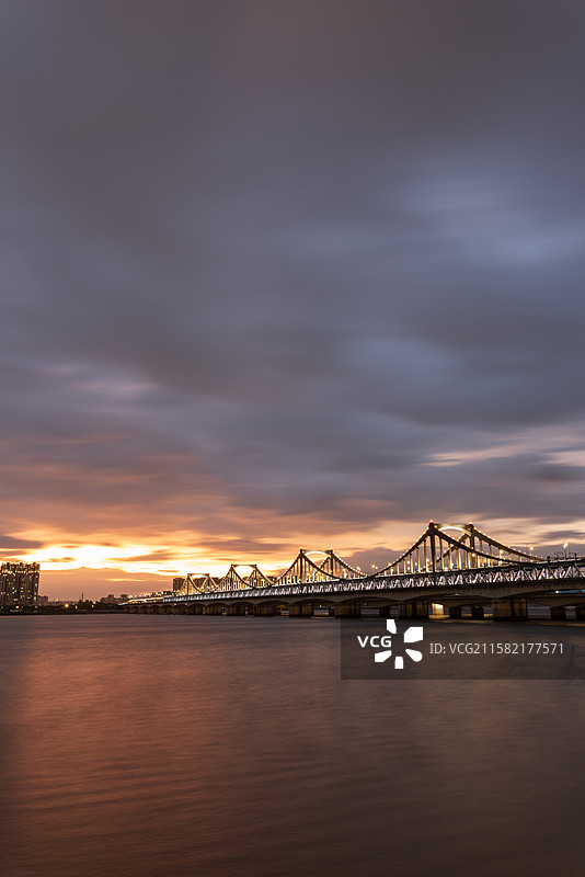 浙江省杭州市钱塘江畔日落夜晚晚霞雨天彭埠火车桥风景图片素材