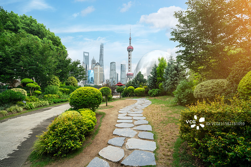 上海北外滩小巨蛋雕塑和陆家嘴建筑图片素材