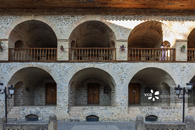 阿塞拜疆著名旅游景观和历史建筑，舍基古驿站（Sheki Karvansaray）的日落黄昏图片素材