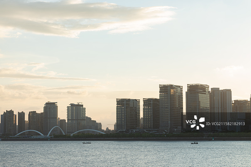 浙江杭州钱塘江畔日落城市风光图片素材