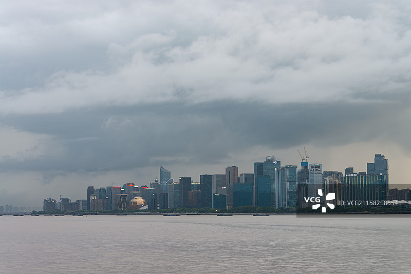 浙江杭州钱塘江雨雾天日落巨量云风景图片素材