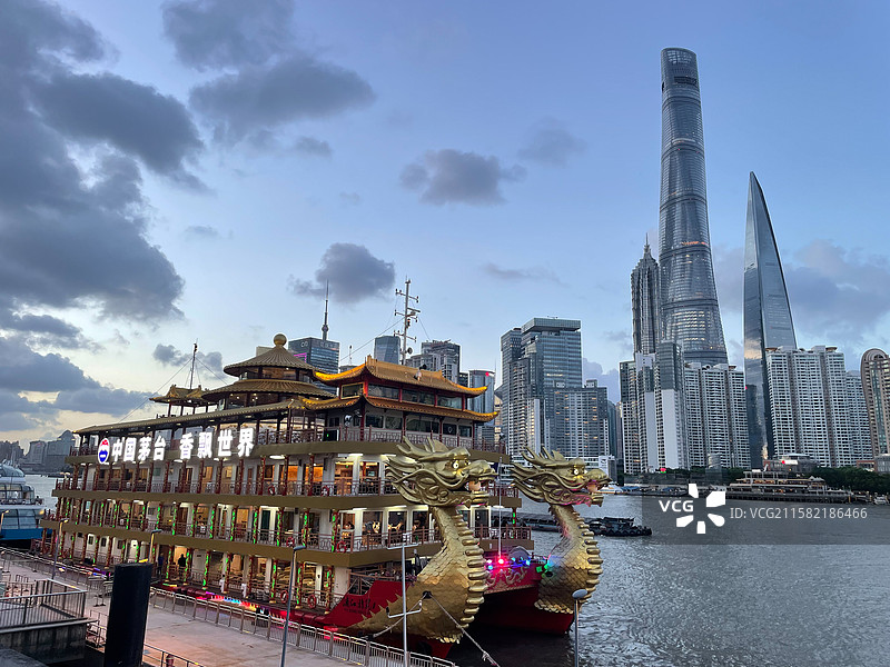 上海外滩茅台龙船黄浦江游轮浦江游览1号与陆家嘴高楼图片素材