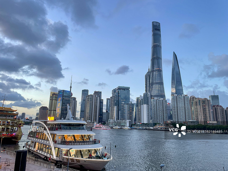 上海外滩金灿灿游轮与陆家嘴高楼图片素材