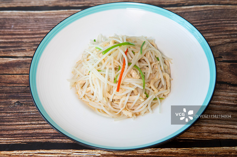 棚拍菜品，棚拍桌上盘子里的食物的特写镜头，豆芽炒鸡肉图片素材