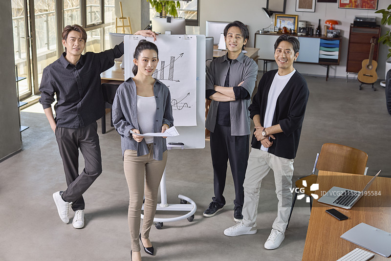 公司团队成员在进行工作讨论图片素材