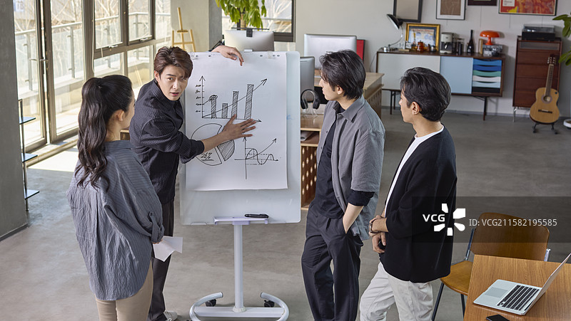 公司团队成员在进行工作讨论图片素材