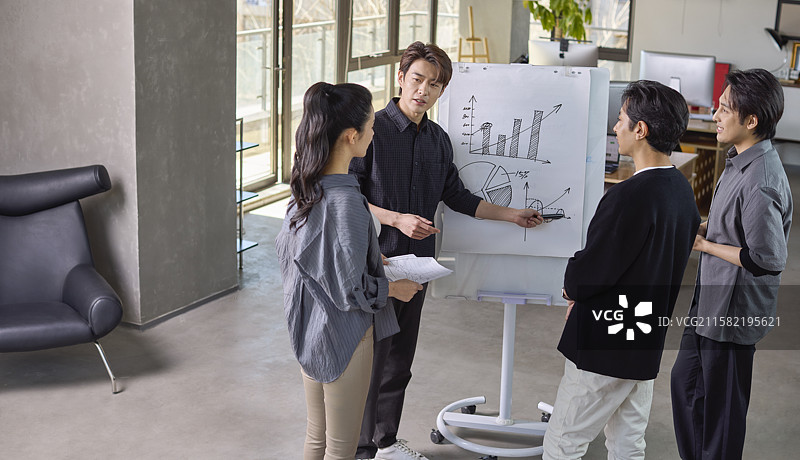 公司团队成员在进行工作讨论图片素材
