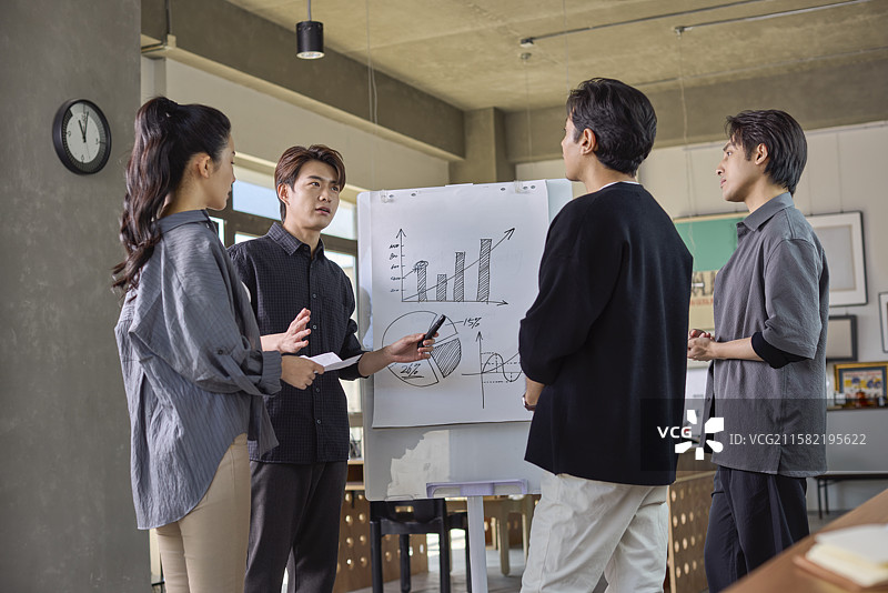 公司团队成员在进行工作讨论图片素材