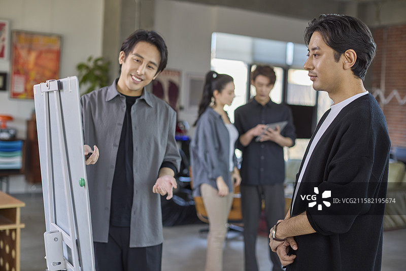 公司团队成员在进行工作讨论图片素材