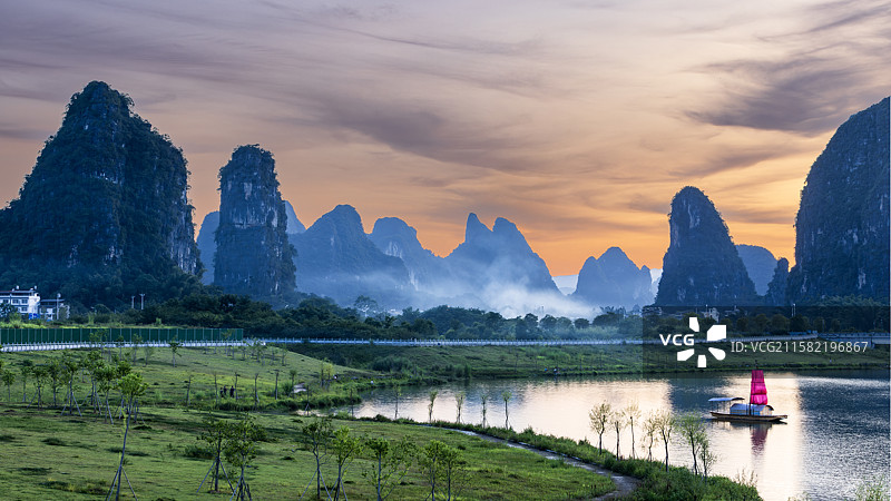 桂林山水甲天下，夏日黄昏时分遇龙河上的轻舟与连绵起伏山峦相映成趣，江山如画图片素材