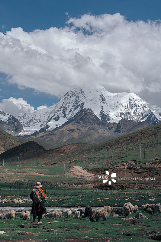 手持转经筒的牧羊人图片素材