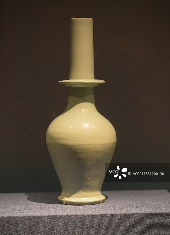 龙泉窑粉青釉净瓶_南宋_浙江大学考古与艺术博物馆_莲开八方展图片素材