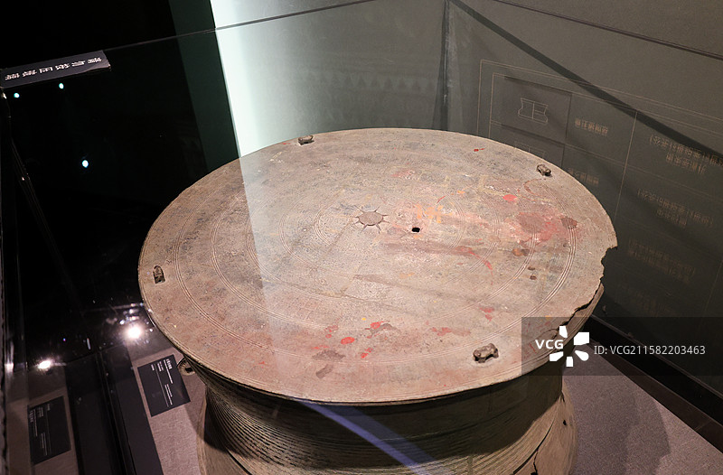 四出钱纹铜鼓汉—唐1986年灵山县丰塘乡大丰村猫岭出土广西壮族自治区博物馆广西古代文明陈列图片素材