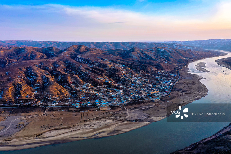 夕阳下的黄河中段边的农村风貌图片素材