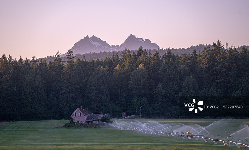 黄昏的落基山脉和农田图片素材