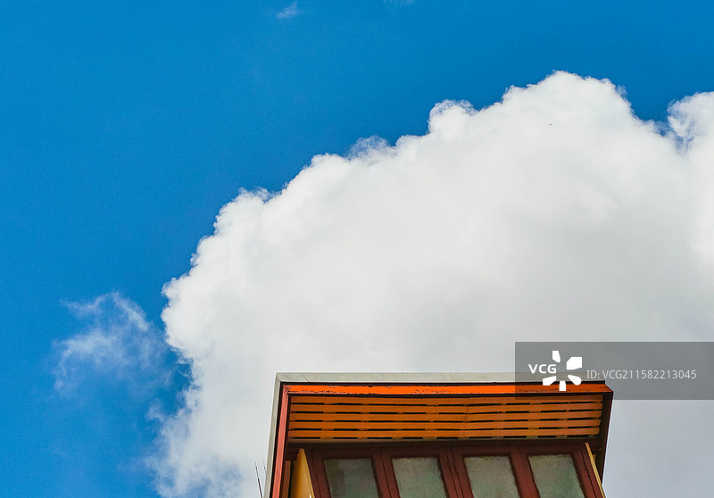 老式天窗与蓝天白云图片素材
