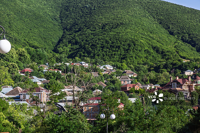 阿塞拜疆舍基，青山环抱绿树掩映的古老小城图片素材
