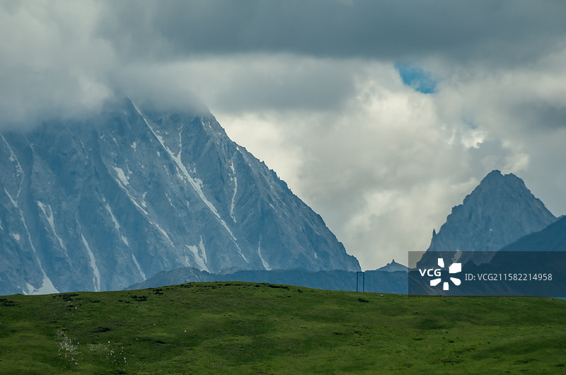 被云遮住山顶的雅拉雪山图片素材