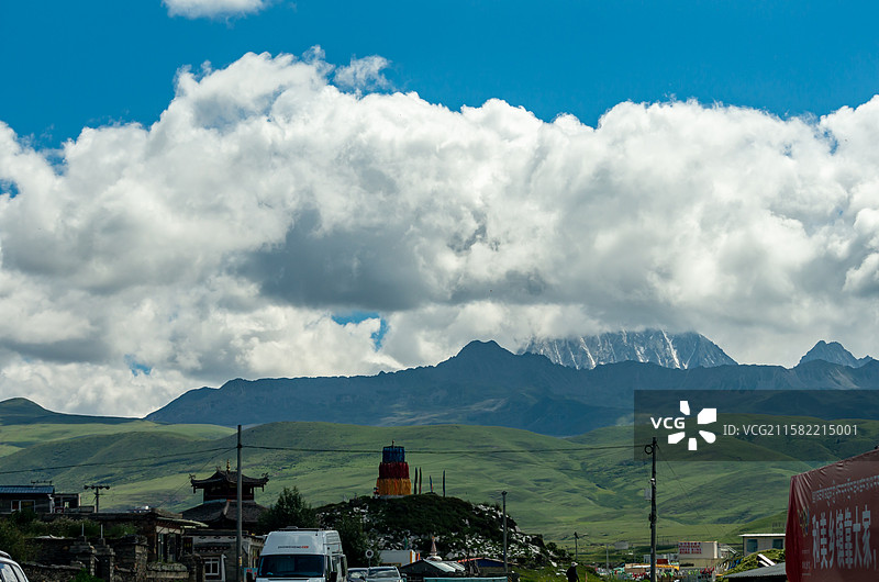 被云遮住山顶的雅拉雪山图片素材