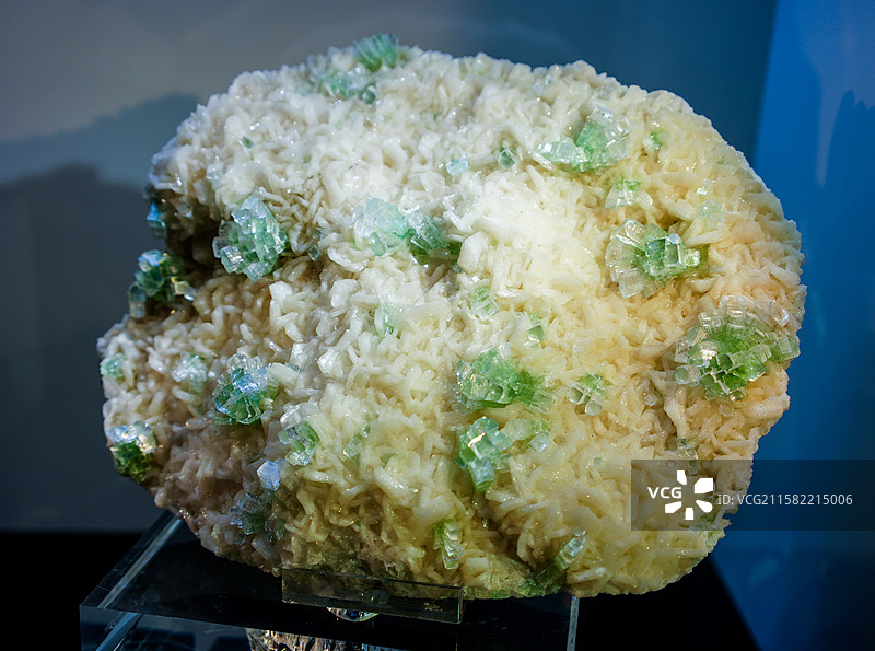 陈列在中国地质大学逸夫博物馆的鱼眼石+沸石伴生矿图片素材