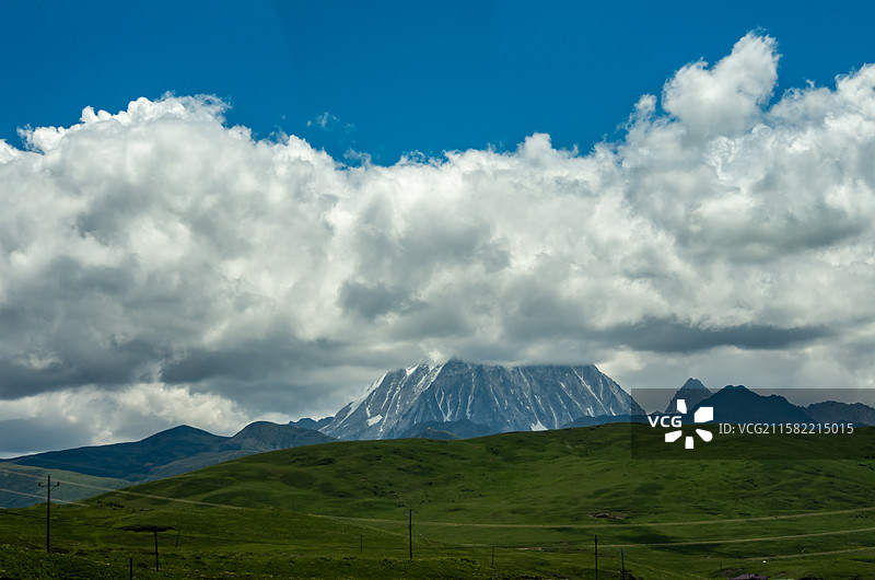被云遮住山顶的雅拉雪山图片素材